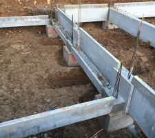 Vue des longrines avec la différence de niveau entre la maison et le garage