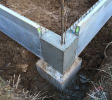 Vue rapprochée d?une liaison béton entre deux longrines