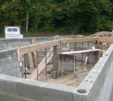 Les murs sont &eacute;lev&eacute;s avec les linteaux de coul&eacute;s