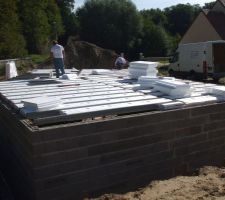 Préparation du plancher en cours avec les hourdis polystyrene