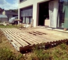 Montage de la terrasse : on pose les palettes