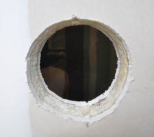 Per&ccedil;age des ouverture dans le mur de la salle de bain pour y placer les bocaux de notre mariage (on voit notre ami carreleur en train de travailler sur la mosaique)