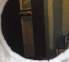 Avancement de la mosa&iuml;que, vu &agrave; travers les trous du mur de la salle de bain