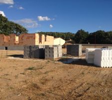 Nous sommes le 17 juillet! Livraison des cairons pour réaliser le vide sanitaire. Cependant nous remarquons que les fondations ne sont pas de niveau, les maçons nous assurent que ce n'est pas un probleme et qu'il rattraperons le niveau lors de l'élévation du vide sanitaire.