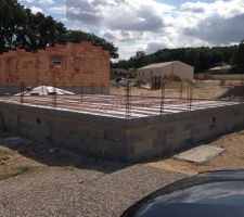 Etant donné que nous avions demandé de respecter les temps de séchages des fondations (21 jours), les maçons sont donc partis en vacance pendant le mois d'Aout. Les travaux ont donc repris début septembre. La photo montre que le vide sanitaire est terminé, nous sommes le 14 septembre. La dalle sera coulée dans l'apres midi.