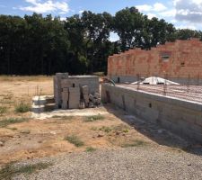 Etant donné que nous avions demandé de respecter les temps de séchages des fondations (21 jours), les maçons sont donc partis en vacance pendant le mois d'Aout. Les travaux ont donc repris début septembre. La photo montre que le vide sanitaire est terminé, nous sommes le 14 septembre. La dalle sera coulée dans l'apres midi.