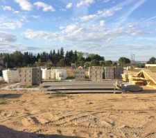 Nous sommes le 5 septembre 2017. Reception de tous les matériaux pour monter le vide sanitaire. :-)