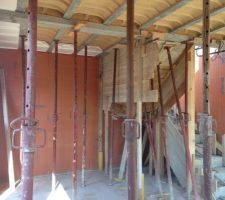 Nous sommes le 31 octobre, les ma&ccedil;ons ont r&eacute;alis&eacute; un tres beau coffrage de l'escalier. La dalle de l'&eacute;tage a &eacute;t&eacute; coul&eacute;e, tout comme l'escalier.