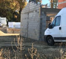 Nous sommes le 29 Novembre, soit un peu plus de 4 mois de construction. La couverture de la maison est terminée et les maçons continuent l'élévation du garage. Les maisons autours poussent comme des champignons, pour nous les jours passent et les travaux avancent petit à petit.