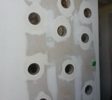 Mise en place des vases dans les trous (mur de la salle de bain)