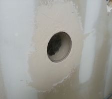 Mise en place des vases dans les trous (mur de la salle de bain)