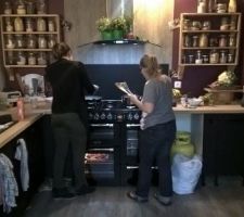 Cuisine globalement posée, en action :p
sur cette photo il manque la porte de la niche de la bouteille de gaz et également les plinthes.