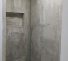 La douche : début de l'imperméabilisation des murs.