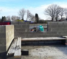 &Eacute;l&eacute;vation des murs apr&egrave;s 3 jours de travail !