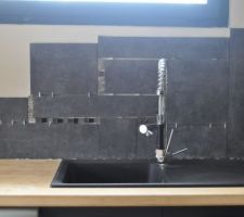 Cr&eacute;dence de l'&eacute;vier de la cuisine, faite avec des chutes de carrelage de la douche et de mosaique des toilettes.