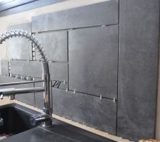 Cr&eacute;dence de l'&eacute;vier de la cuisine, faite avec des chutes de carrelage de la douche et de mosaique des toilettes.