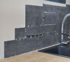 Cr&eacute;dence de l'&eacute;vier de la cuisine, faite avec des chutes de carrelage de la douche et de mosaique des toilettes.