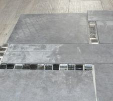 Cr&eacute;dence de l'&eacute;vier de la cuisine, faite avec des chutes de carrelage de la douche et de mosaique des toilettes.