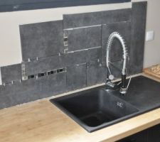 Crédence de l'évier de la cuisine, faite avec des chutes de carrelage de la douche et de mosaique des toilettes.