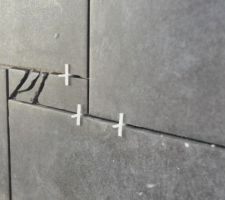 Cr&eacute;dence de l'&eacute;vier de la cuisine, faite avec des chutes de carrelage de la douche et de mosaique des toilettes.