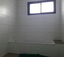 Salle de bain des enfants = > Reste les joints et le meuble en 120