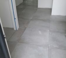 Carrelage de l'entrée ; Reste les plinthes et joints