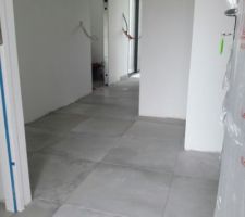 Carrelage de l'entrée ; Reste les plinthes et joints
