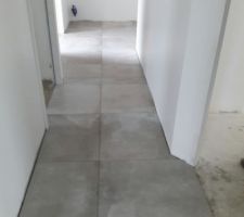 Carrelage du dégagement ; Reste les plinthes et joints