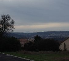 Vue des Pyrénées enneigés du jardin arrière