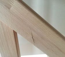 Plusieurs défauts du bois de l'escalier