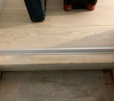Barre de rattrapage de niveau posée entre le parquet et l'escalier