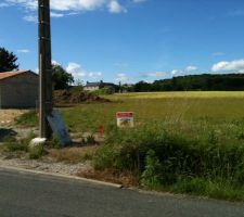Vue terrain au 31 mai 2010

La maison sur le cot&eacute; gauche est une construction ERICLOR commen&ccedil;&eacute;e au mois de mars.