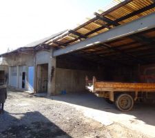 Garage au fond à gauche, le reste sera détruit pour faire un jardin