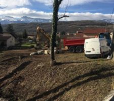 Aujourd?hui surprise ! &Ccedil;a bouge sur le terrain? !
Arriv&eacute;e des pierres pour l?enrochement du terrain du bas .