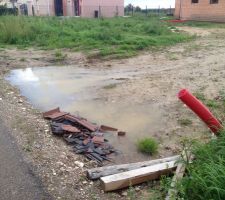 Inutile de payer un terrassier pour faire du travail correct. On n'a qu'&agrave; jeter les d&eacute;chets du chantier &agrave; l'entr&eacute;e, &ccedil;a comblera les trous ...