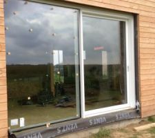 La baie vitr&eacute;e en cours de pose