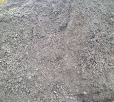 Vos 30 tonnes de grave je les ai vers&eacute;es sur la route, faudra vous en occuper demain car &ccedil;a bloque la circulation ...