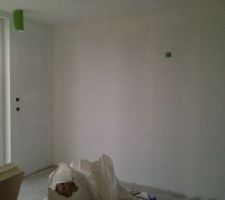 Couche d'impression, &ccedil;a masque bien les d&eacute;fauts derri&egrave;re le BA13