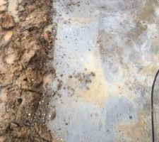 Nouveau concept, faire un chemin pi&eacute;ton drainant et y verser de la laitance (et du ciment liquide) ...