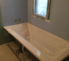 Installation de la baignoire dans la salle de bain à l'étage