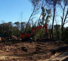 Dégagement de l'entrée du terrain en prévision de la plateforme des maçons