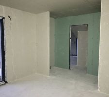 La chambre parentale ouverte sur la partie salle d eau et porte à coulissante à galandage