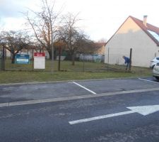 Donc la on voit le parking avec notre voiture on va dire pour acceder au terrain