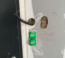 Le plaquiste a recouvert certaines gaines (donc condamnées), comme ici pour un thermostat. L'électricien a donc dû effectué des trous par ci par là dans le placo... pour retrouver les conduits.