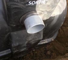 On n'aura été épargné sur rien! là, c'est le tuyau de sortie de la micro station qui est fissuré, STOC, le fabricant m'informe qu'il n'y a pas de problème si l'installateur colle un tuyau par dessus!... je veux bien, mais encore une fois, pourquoi rien n'arrive entier, rien n'est fait correctement!?