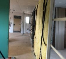 Courir d'accès au chambres et SDB