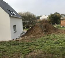 L'arrière de la maison , beaucoup de terre pour façonner notre jardin