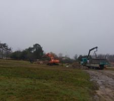 Vérification de l'implantation et terrassement. Pas de doute, ça sent le début de chantier !