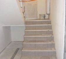 J 245, Les escaliers