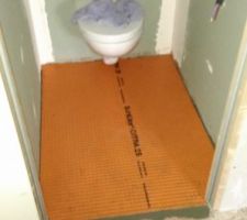 Pose de la natte Ditra dans les WC.